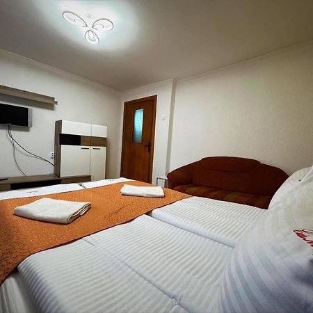 Casa Mary Hotel Hateg Bagian luar foto
