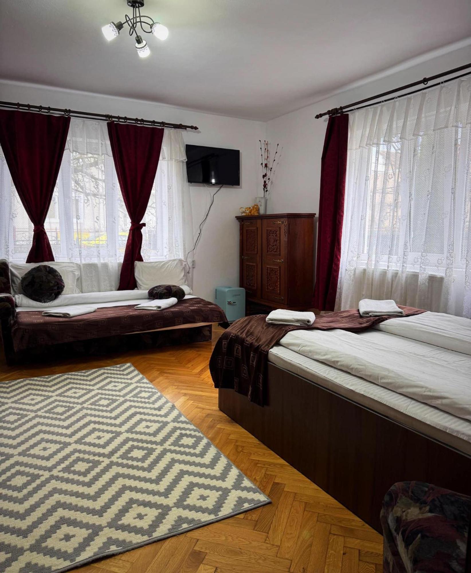 Casa Mary Hotel Hateg Bagian luar foto