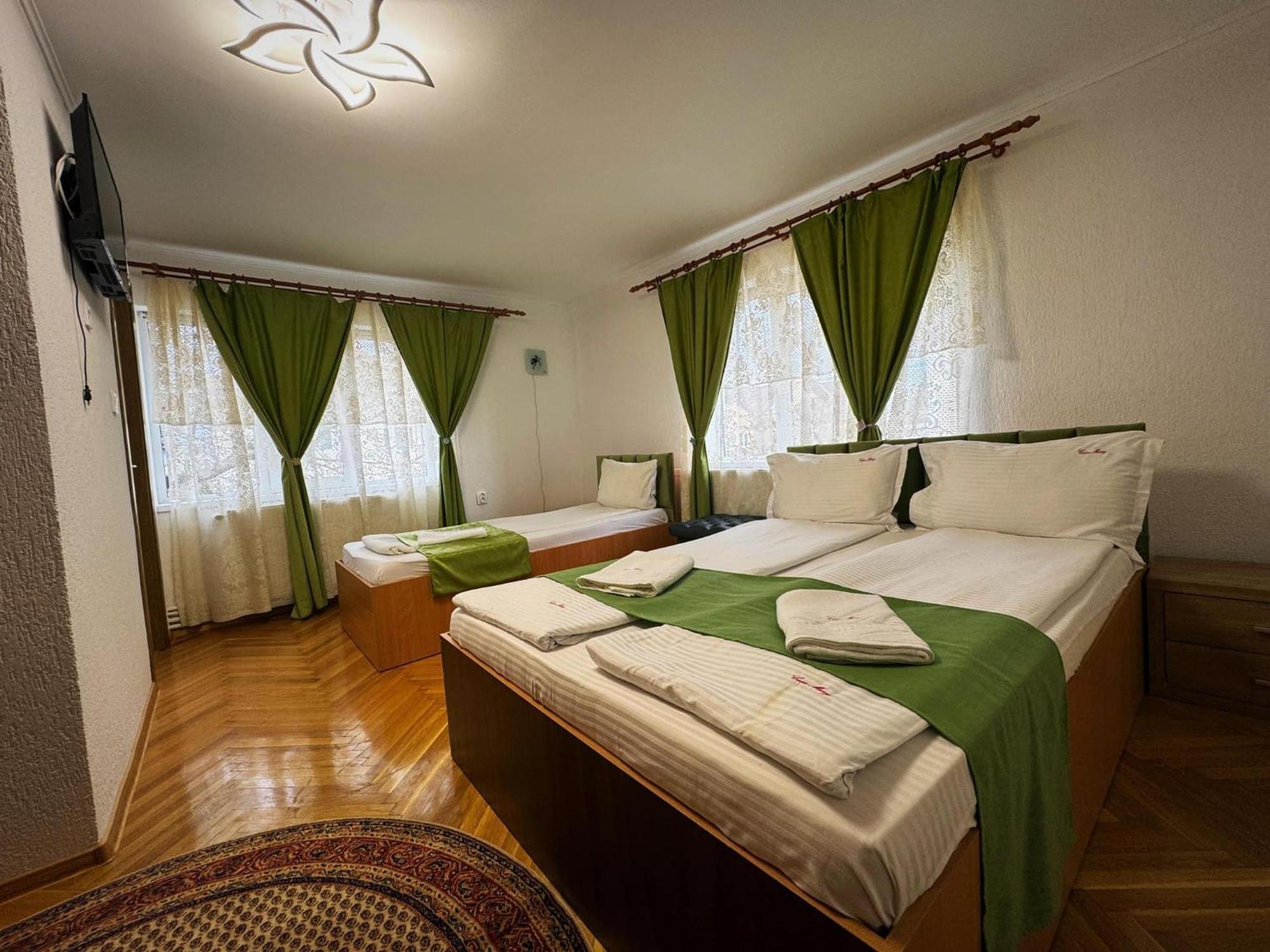 Casa Mary Hotel Hateg Bagian luar foto